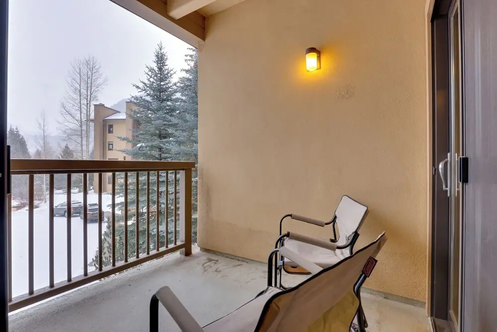 Condo w/ Hot Tub Access - Quick Bus Trip to Ski!