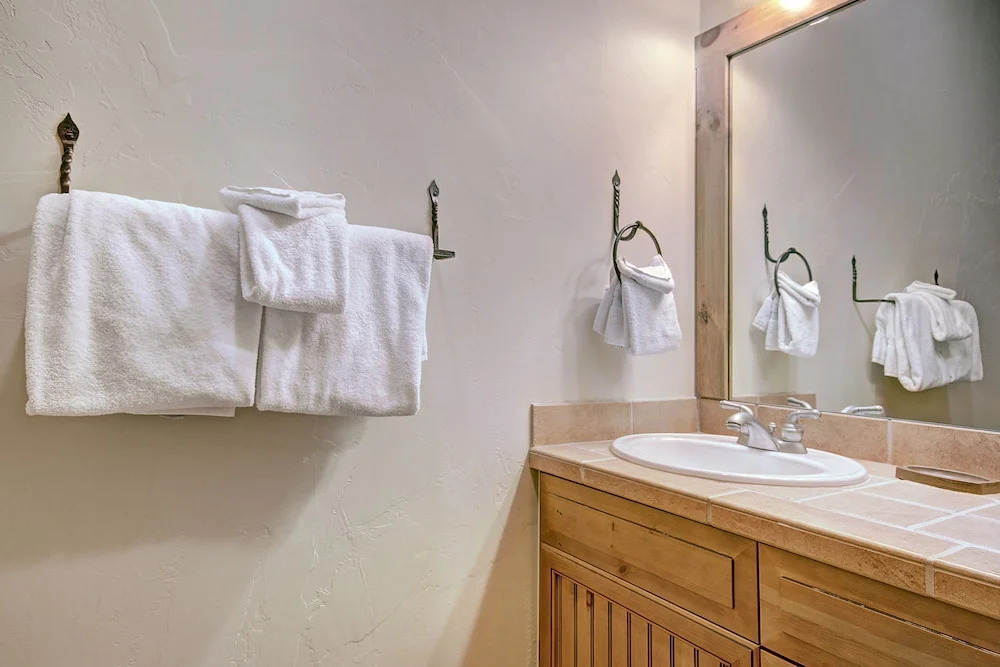 Bright + Scenic 2br - 7ppl Steps To Ski Lifts + Main Street 2 Bedroom Condo by RedAwning