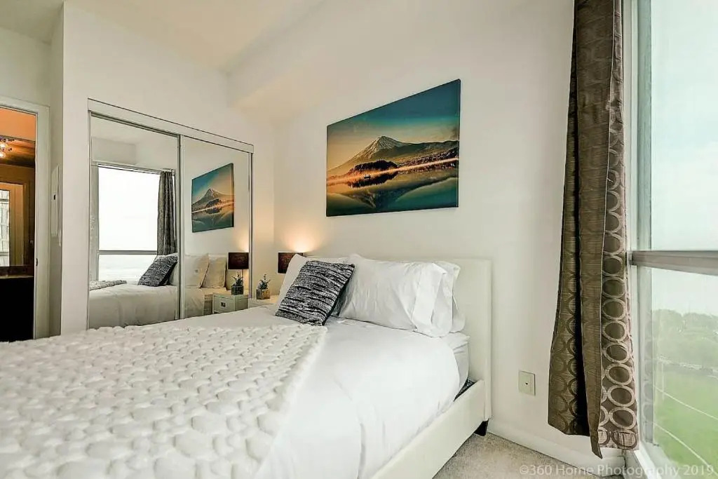 Instant Suites- Luxurious 1BR in Heart of Downtown with Balcony