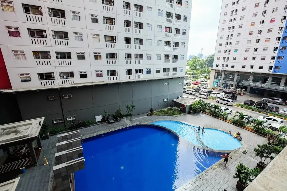 Pool View Green Pramuka Apartment near Shopping Mall