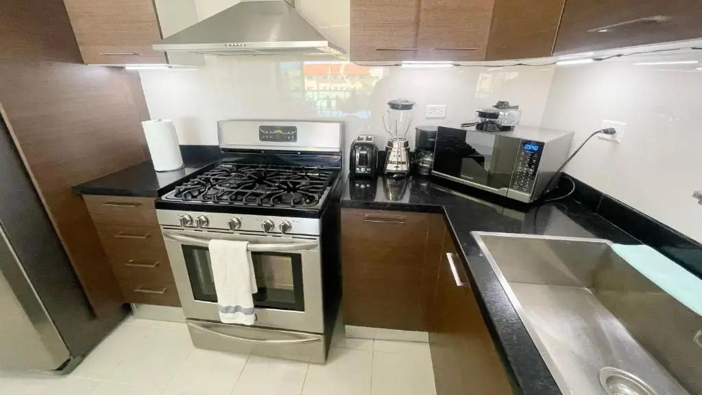 Relaxing 2 Bedroom Ocean View with Pool Close to the Beach