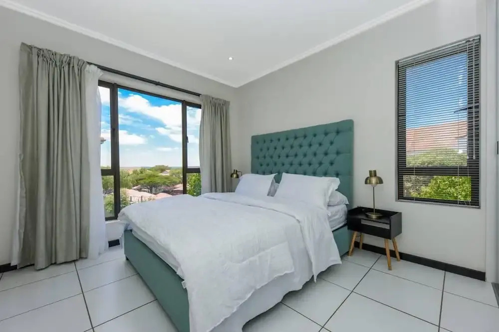 2 Bed Flat - Sleeps 4 - Pool - Garden - Parking