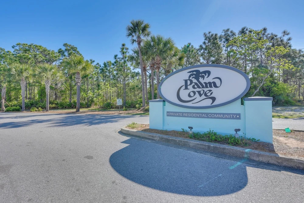 PCB Retreat w/ Patio & Grill < 1 Mi to Beach!
