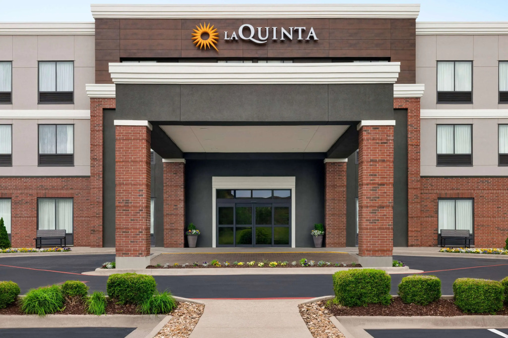 La Quinta Inn & Suites by Wyndham Springfield Airport Rte 66