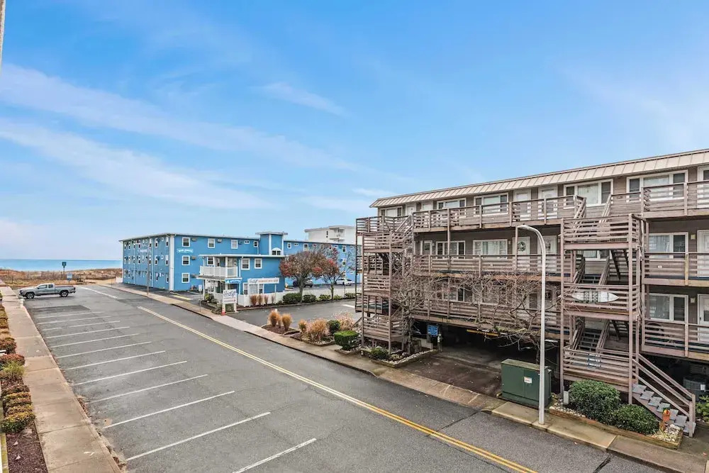 Salty Sands 4 208 2BR Ocean-block Condo, Balcony, Beach Gear & Parking