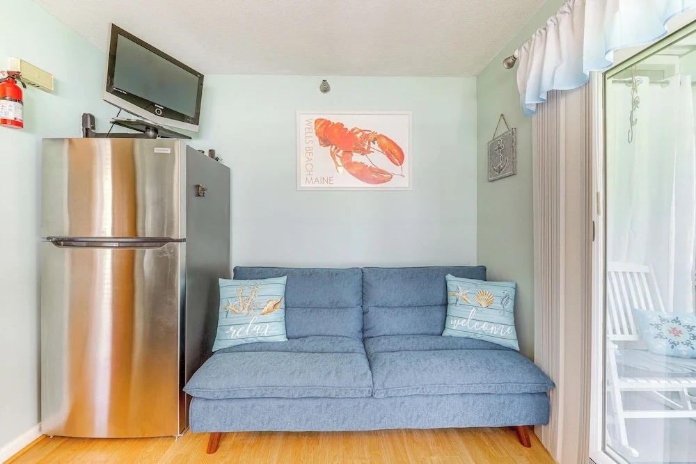 2 Mi to Drakes Island Beach: Condo w/ Indoor Pool!