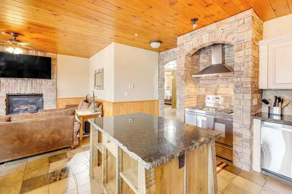 Walkable Condo in Dtwn Mccall! Lake View + Balcony