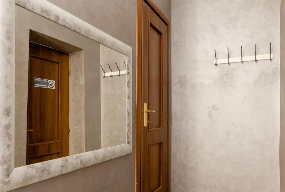 4-bdr Apt Among Colosseum&termini 10-people