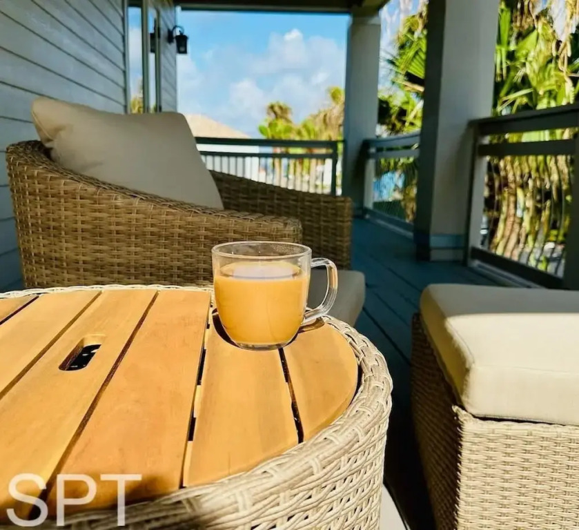 Padre Beach House 5 Bedroom Home by RedAwning
