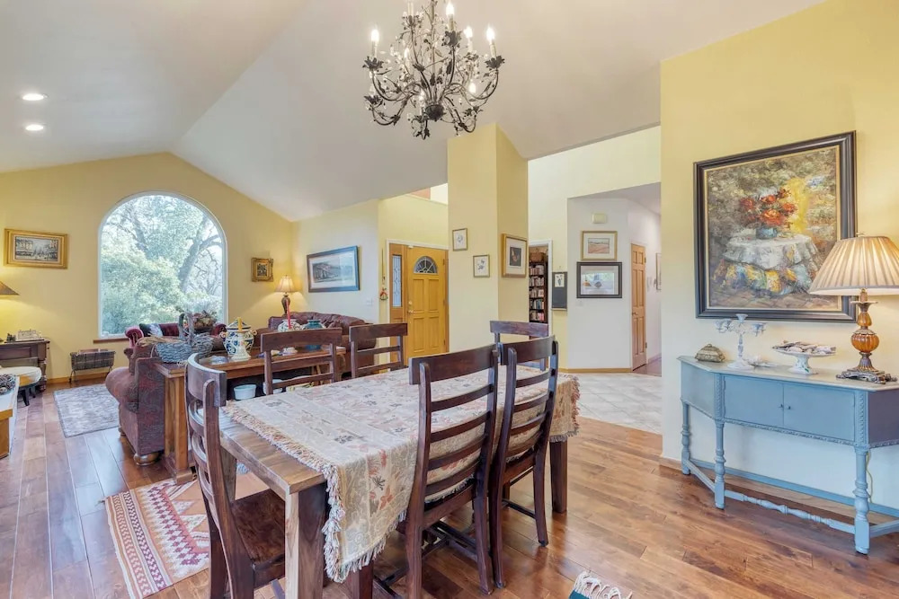 Valley of the Moon by Avantstay Tranquil Escape, Large Yard w/ Hot Tub & Fire Pit