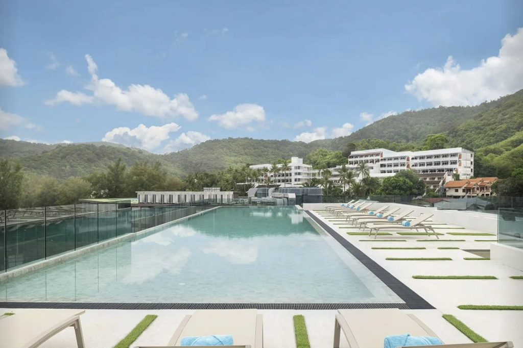 Отель JonoX Phuket Karon Hotel