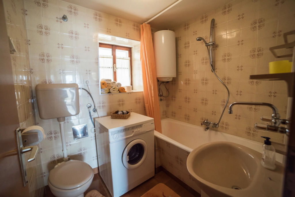 Apartment Ela - first row to the Sea: A2 mali Sutivan, Island Brac