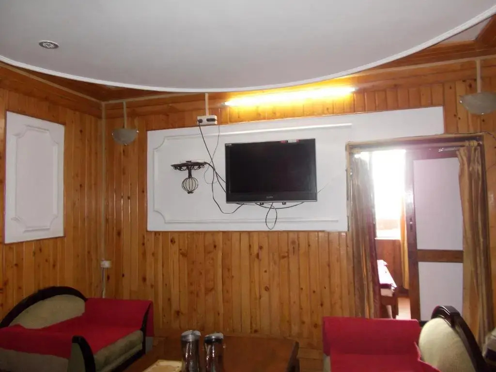 Mall road Stay with In-house restaurant