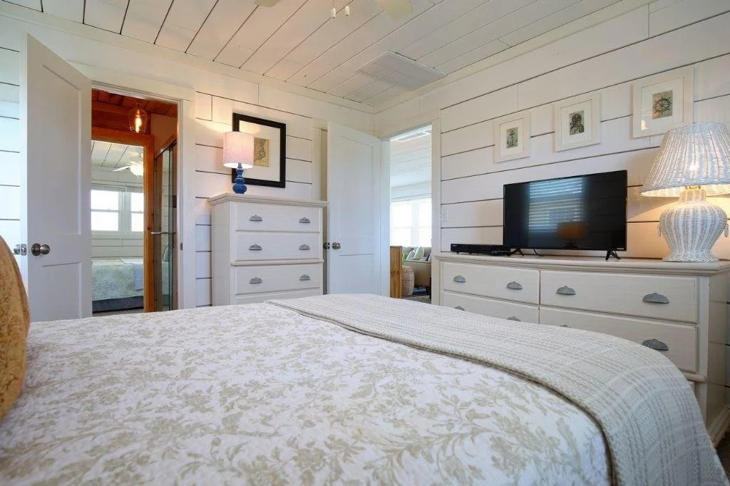 Holden Nothing Back 3 Br home by RedAwning