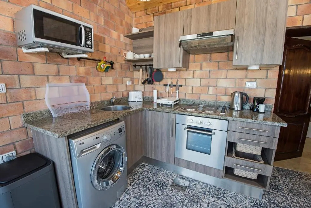 One Bedroom Chalet on old sheraton rd ground floor with garden and sea view