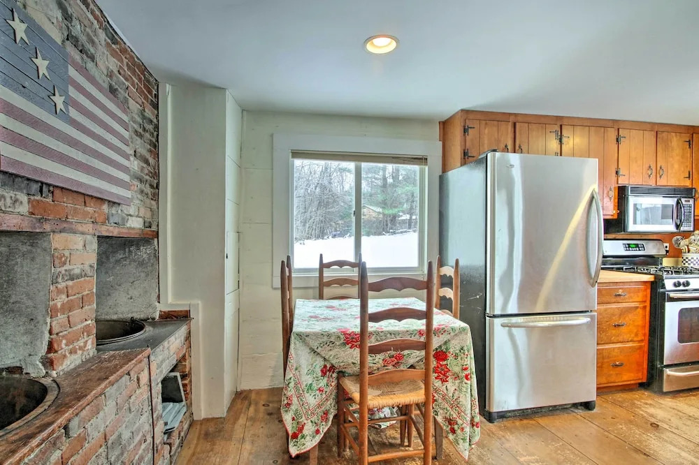 Historic Bradford Home - 8 Mi to Mount Sunapee!