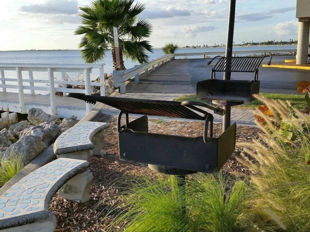 Seaside Luxury Oasis with balcony