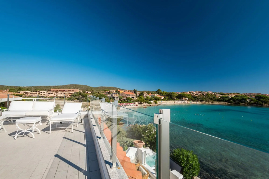 An independent villa of 250 square meters, is divided into 3 levels where the ground floor is the ma-VILLA BIANCA