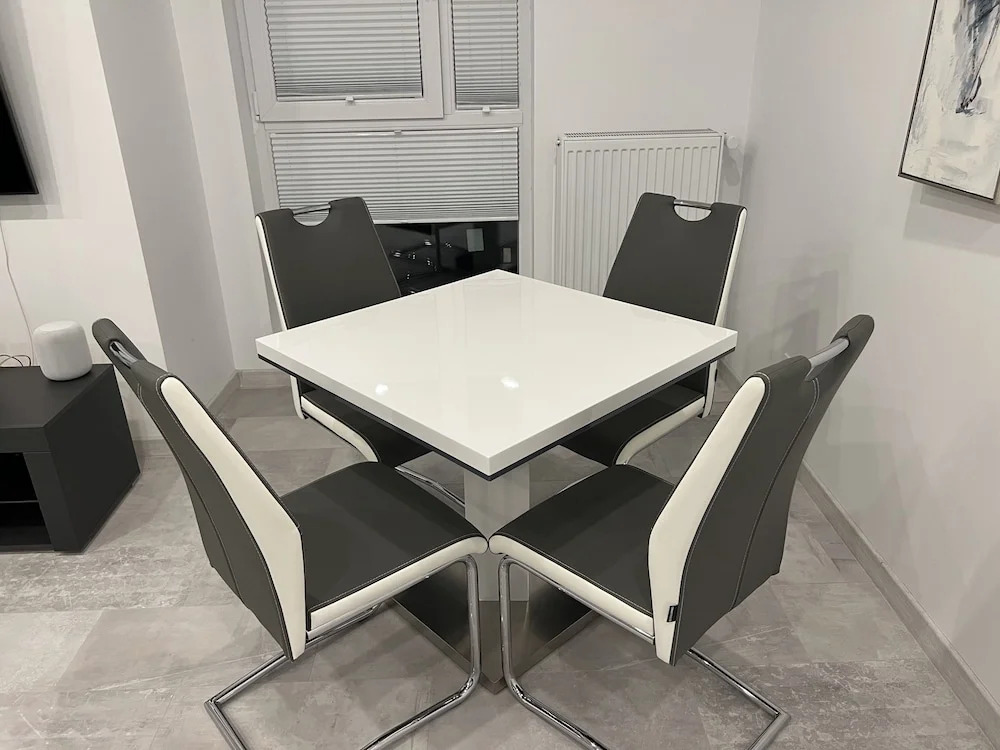 Stunning 2-Room Penthouse Lakeview W11