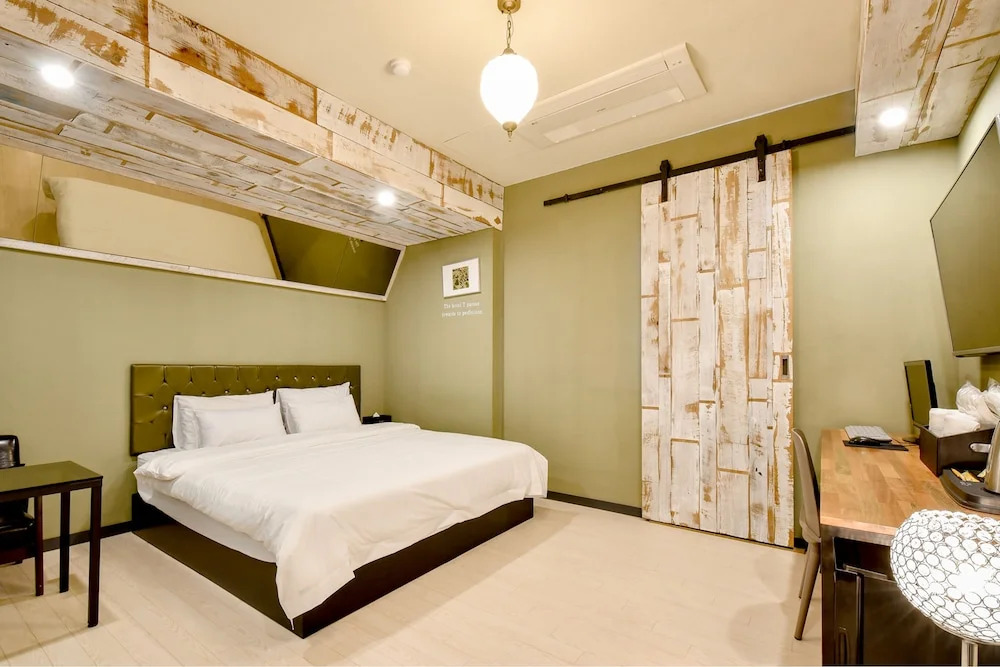 The SWEET Hotel