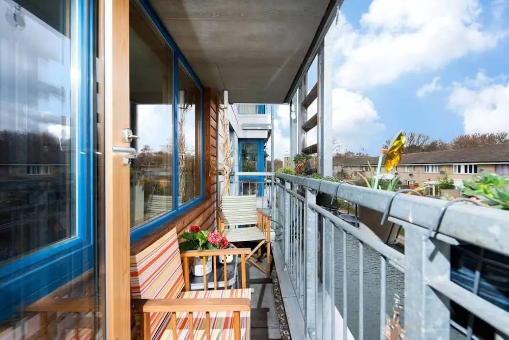 Homely 1 Bedroom Canal Side Flat with Balcony