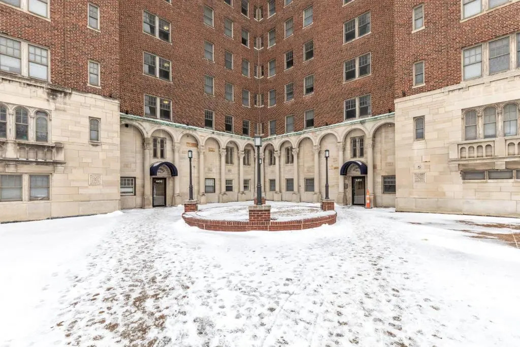 Classic CWE 2BR with Full Kitchen by Zencity
