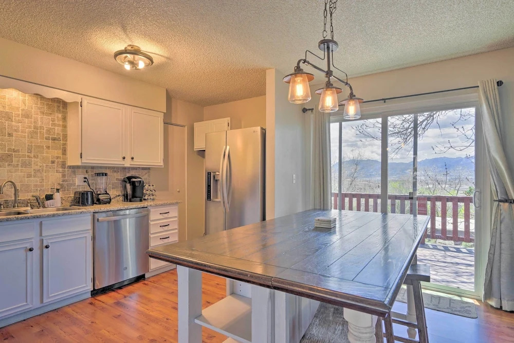 Lovely Colorado Springs Home: Mtn Views & Hot Tub!