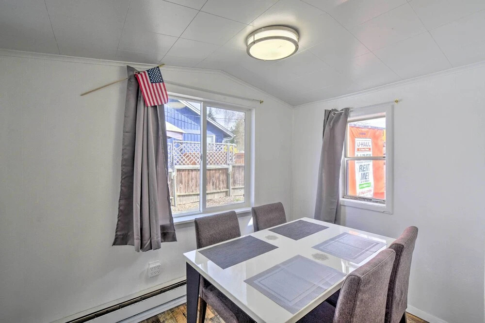 Inviting Bremerton Home Near Hiking & History
