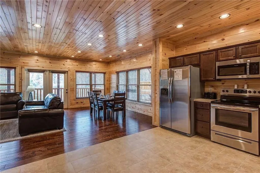 Majestic Manor - Three Bedroom Cabin