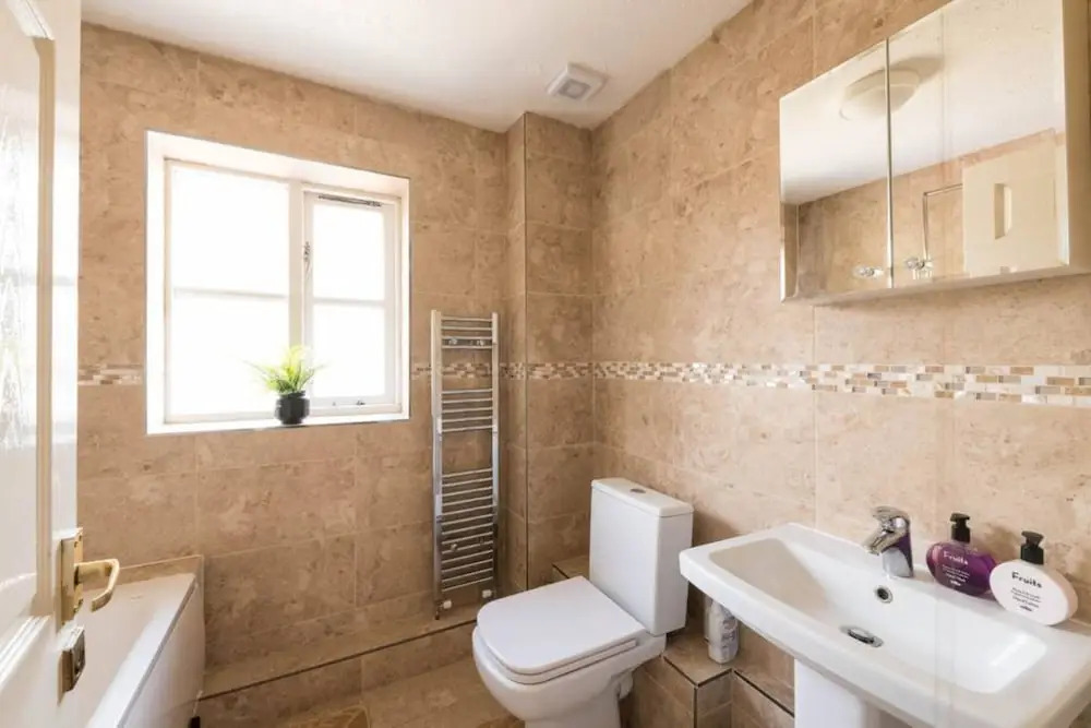 3 Bedroom House in Canning Town With Parking