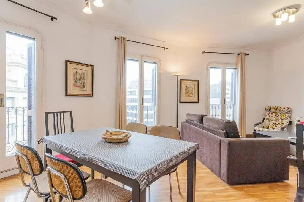 Big apartment for 9 in the heart of Eixample