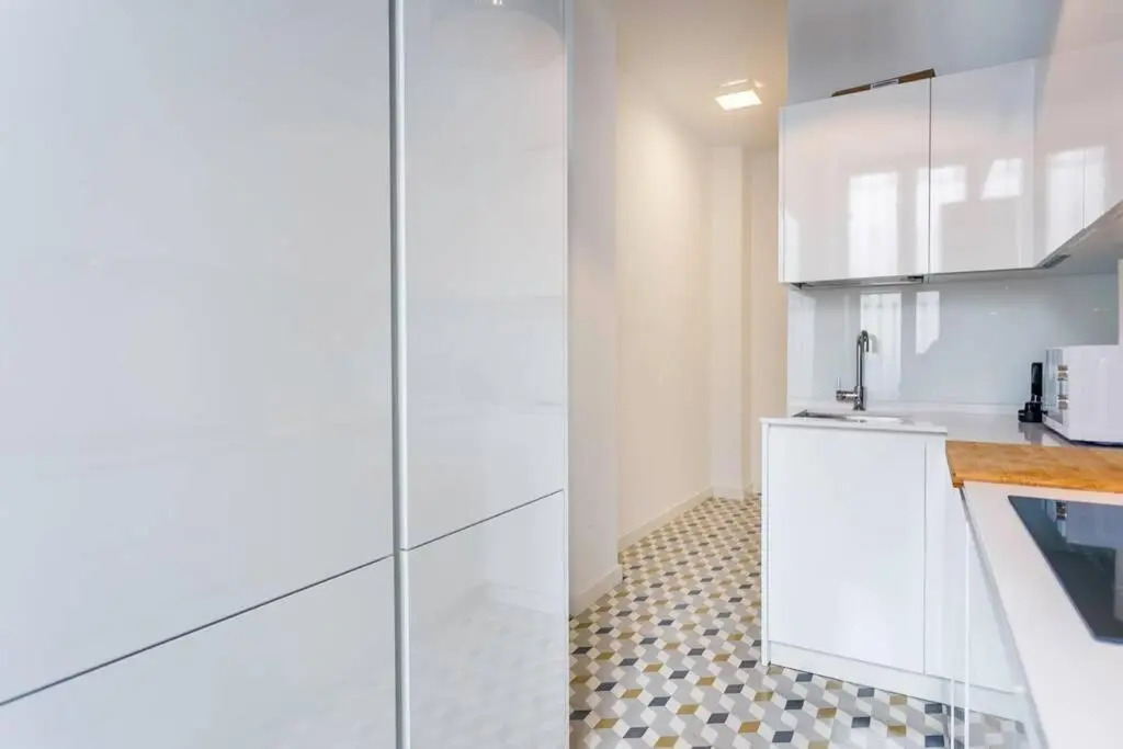 Pop Art, 2BD ground Central Apartment