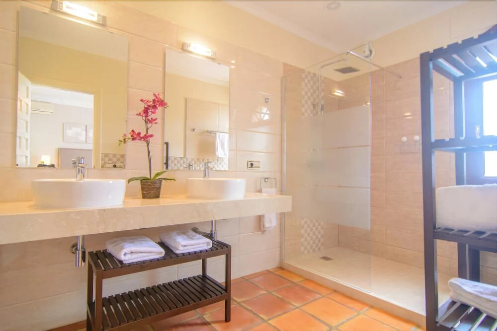 Twelve guest 6bedrooms Villa Montecarlo