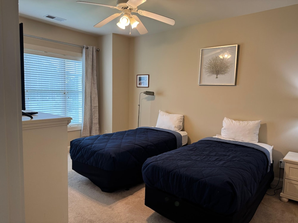 Magnolia Pointe Luster Leaf 4894-301