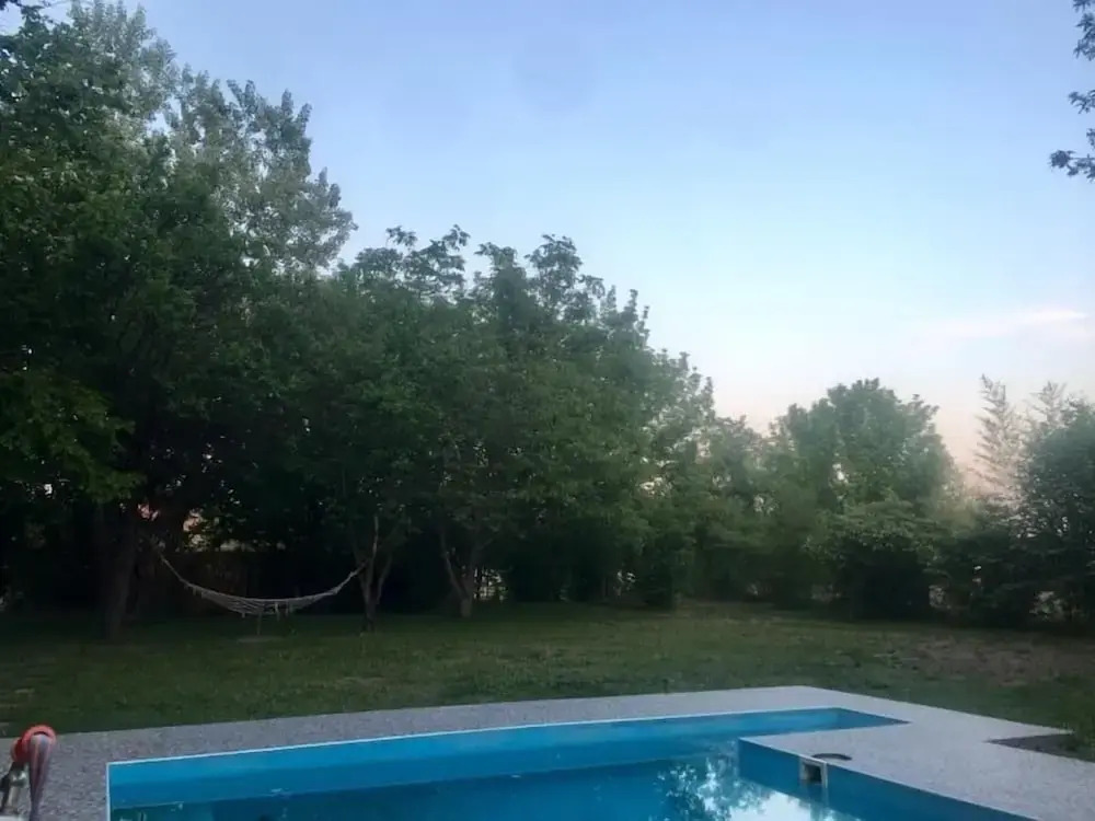Dve kuce pored jezera