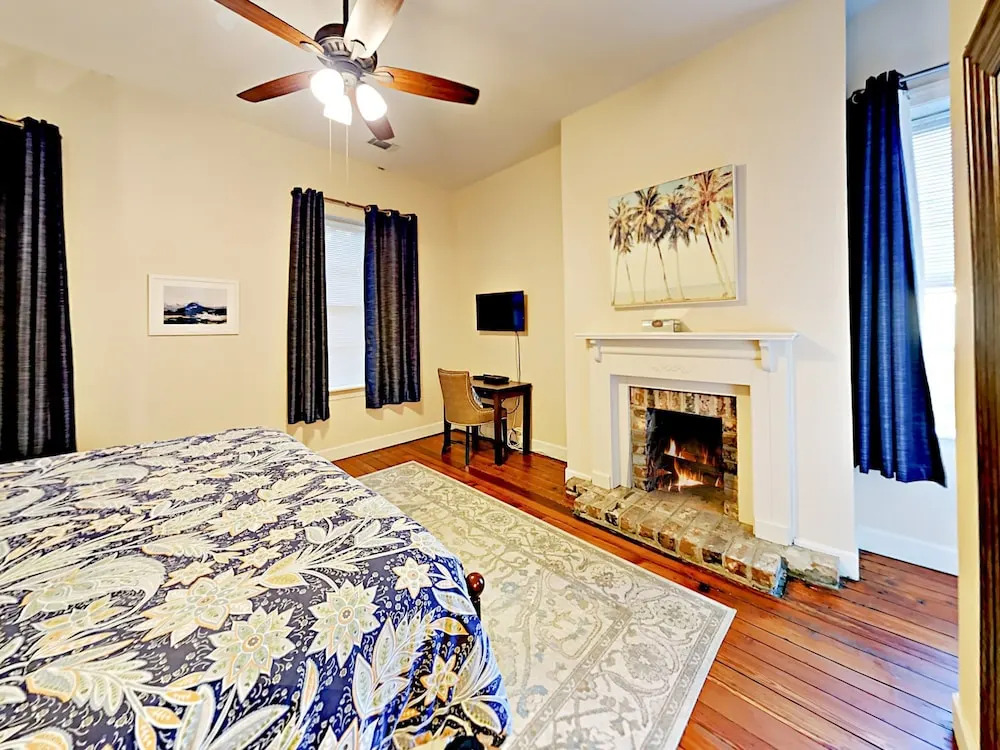 E Liberty Townhouse Unit 125, 127a and 127b 5 Bedrooms 4.5 Bathrooms T