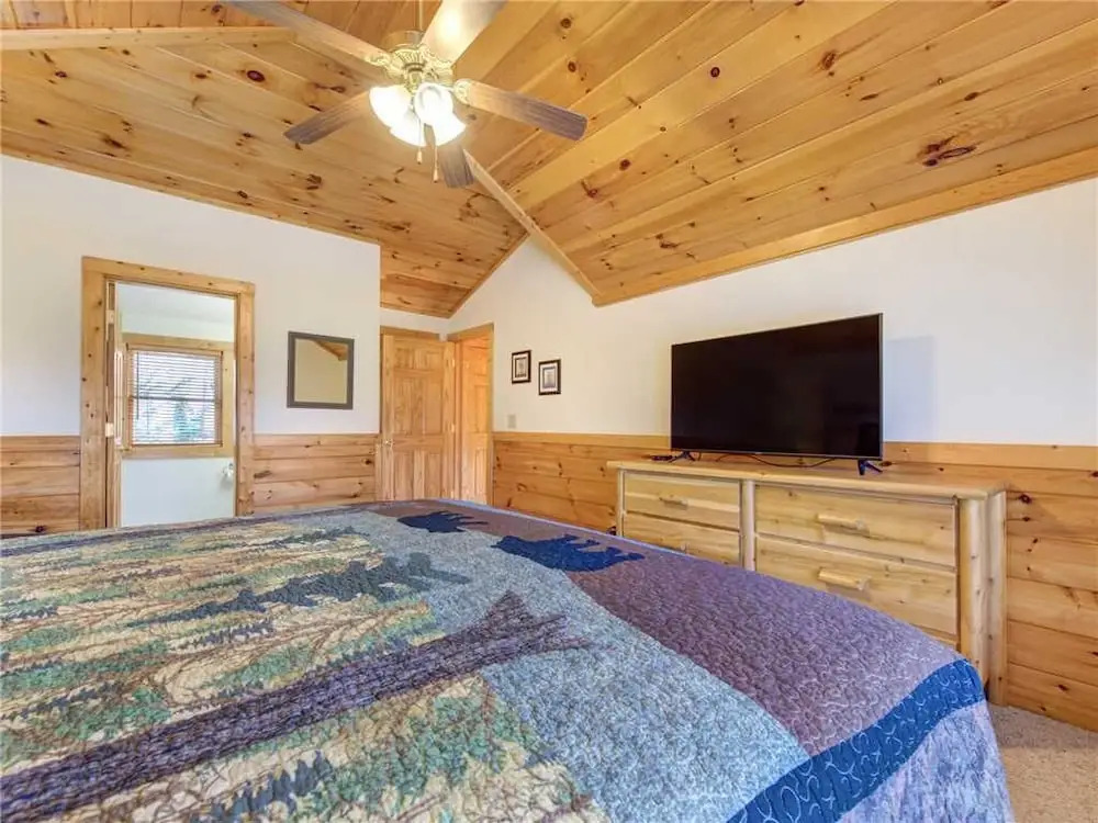 Timeless Mountain View, 3 Bedrooms, Pool Access, Hot Tub, Arcade, Sleeps 10
