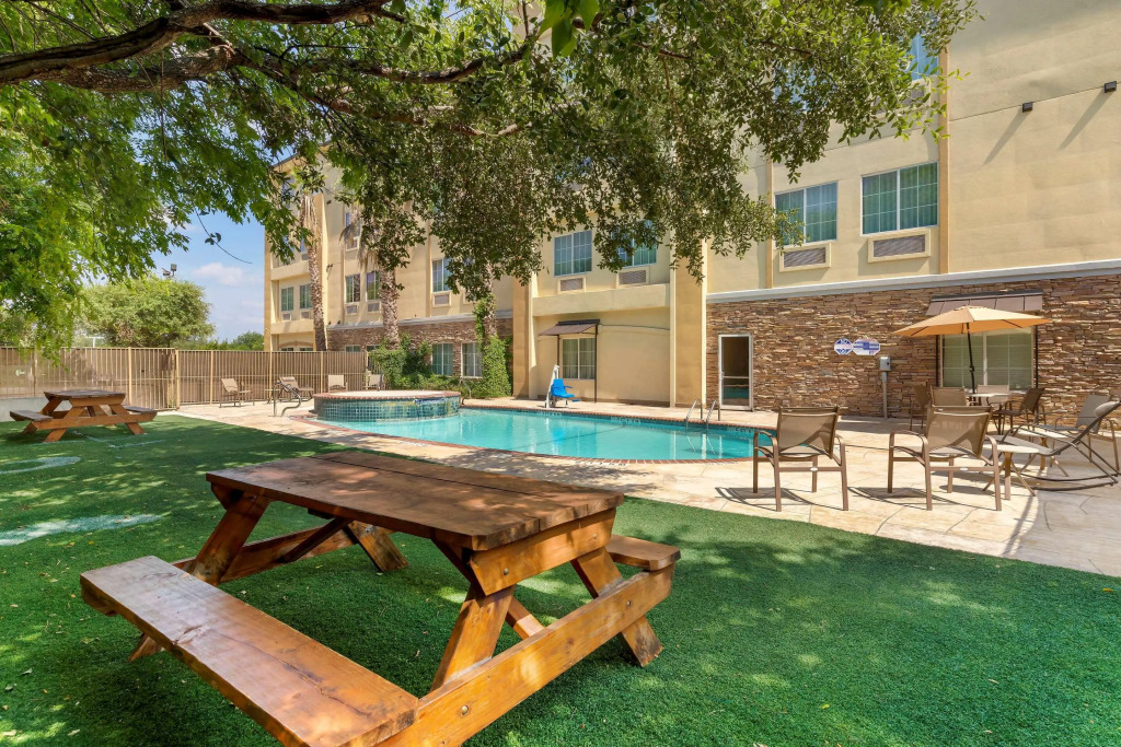 Comfort Inn & Suites Near Six Flags & Medical Center
