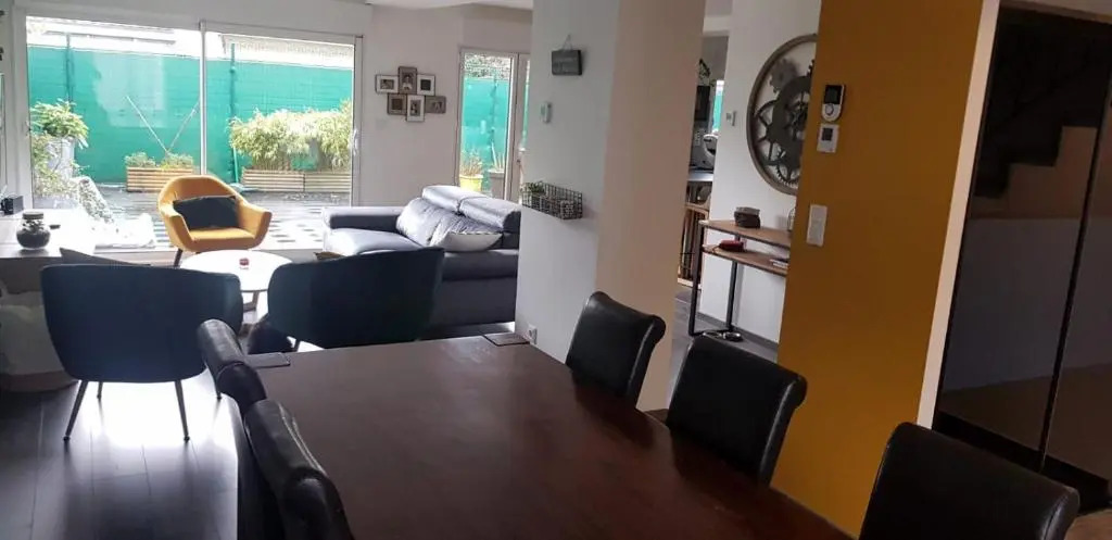 Grande chambre avec salle de bain privée