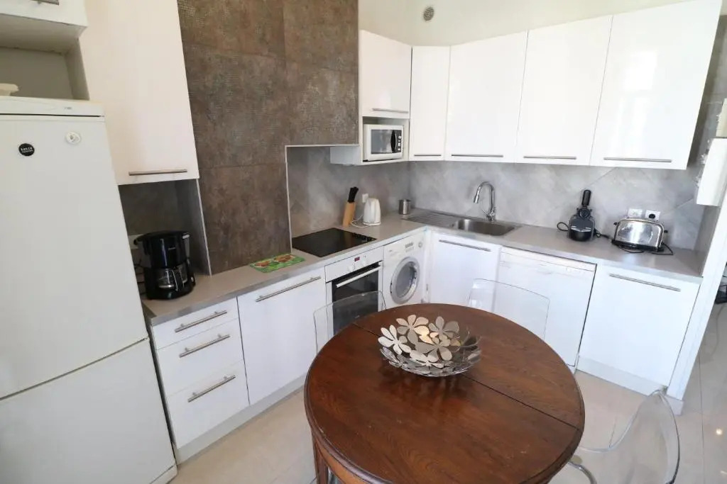 2 Bedroom Forville. 8 Mins From the Palais. 328