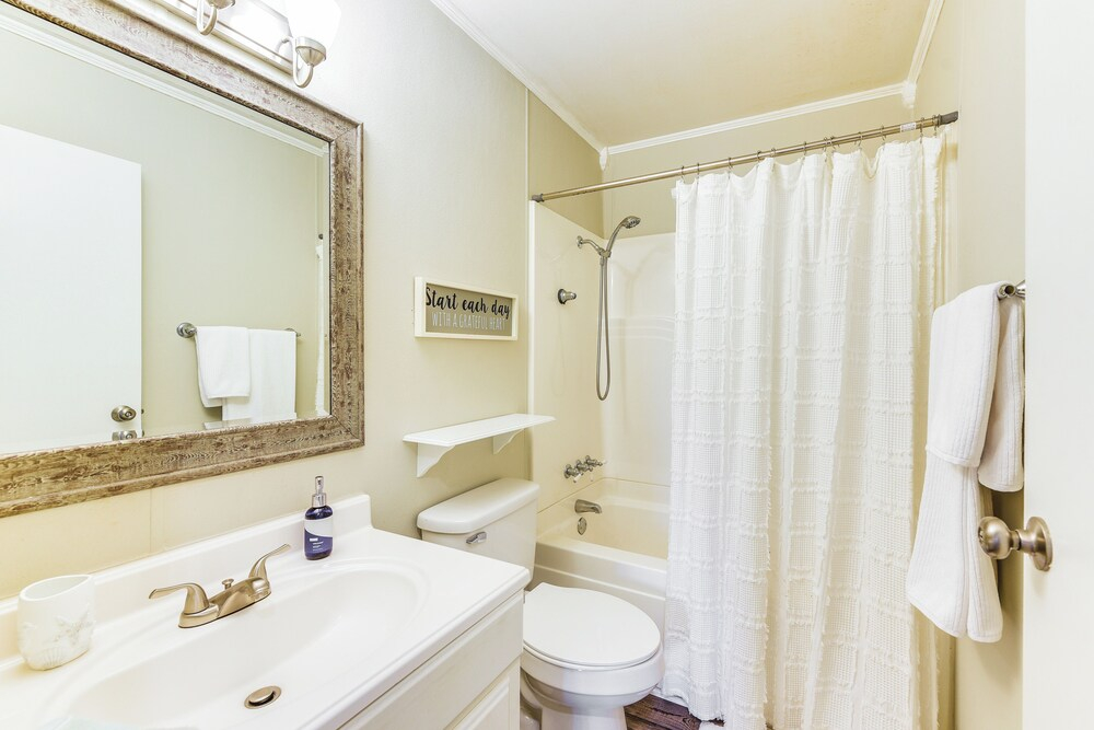 Walk to Ocean: Unit w/ 2 Balconies in Myrtle Beach
