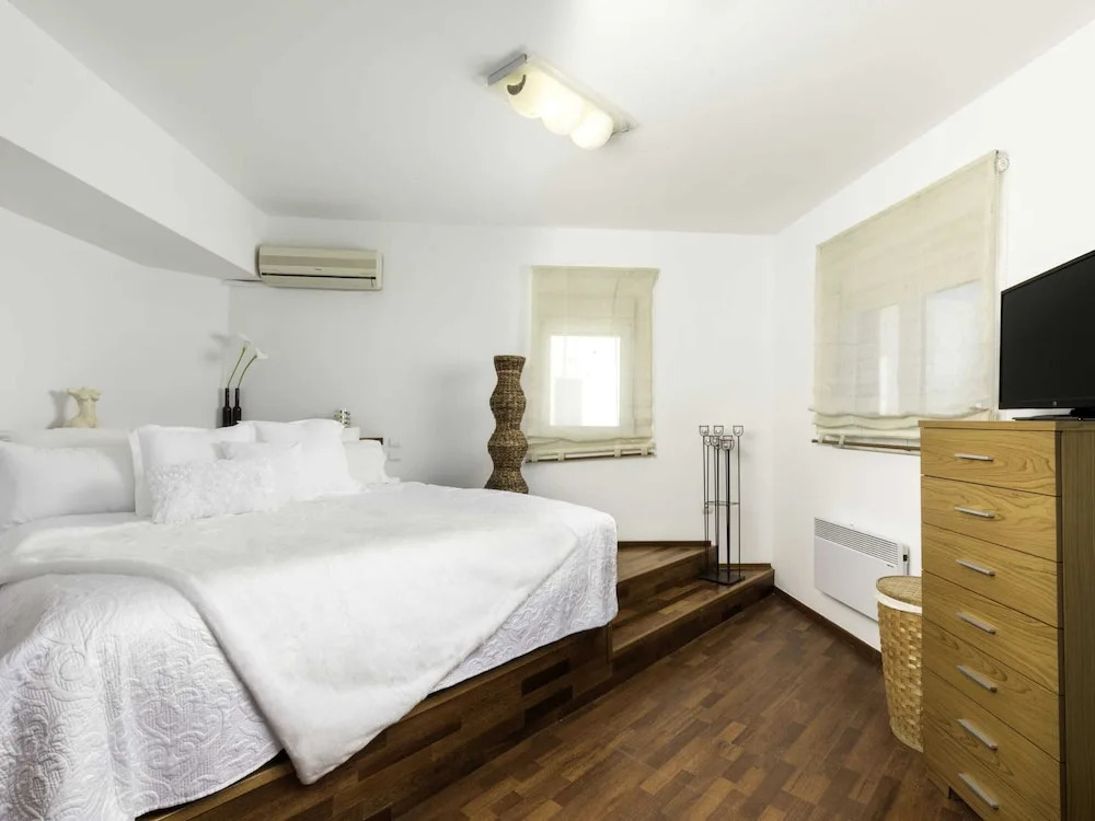 Villa on Island With Private Pool, Garde, Terrace, Parking