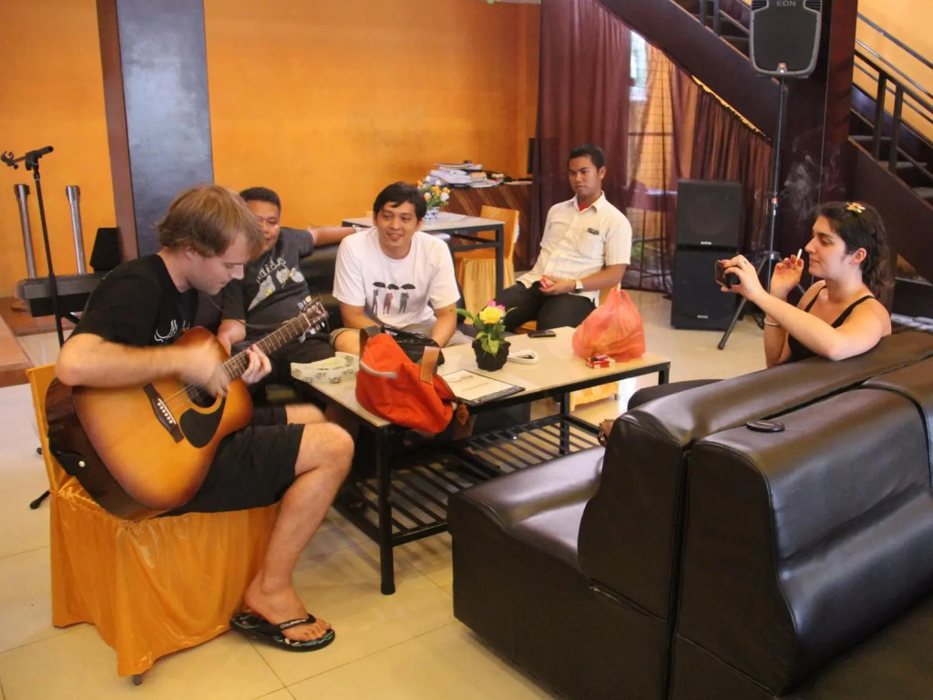 Hotel Sing A Song