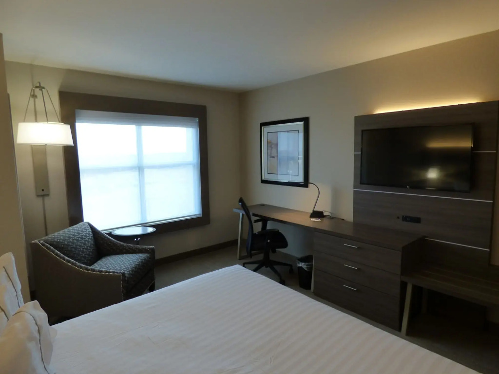 Holiday Inn Express & Suites Plymouth - Ann Arbor Area by IHG