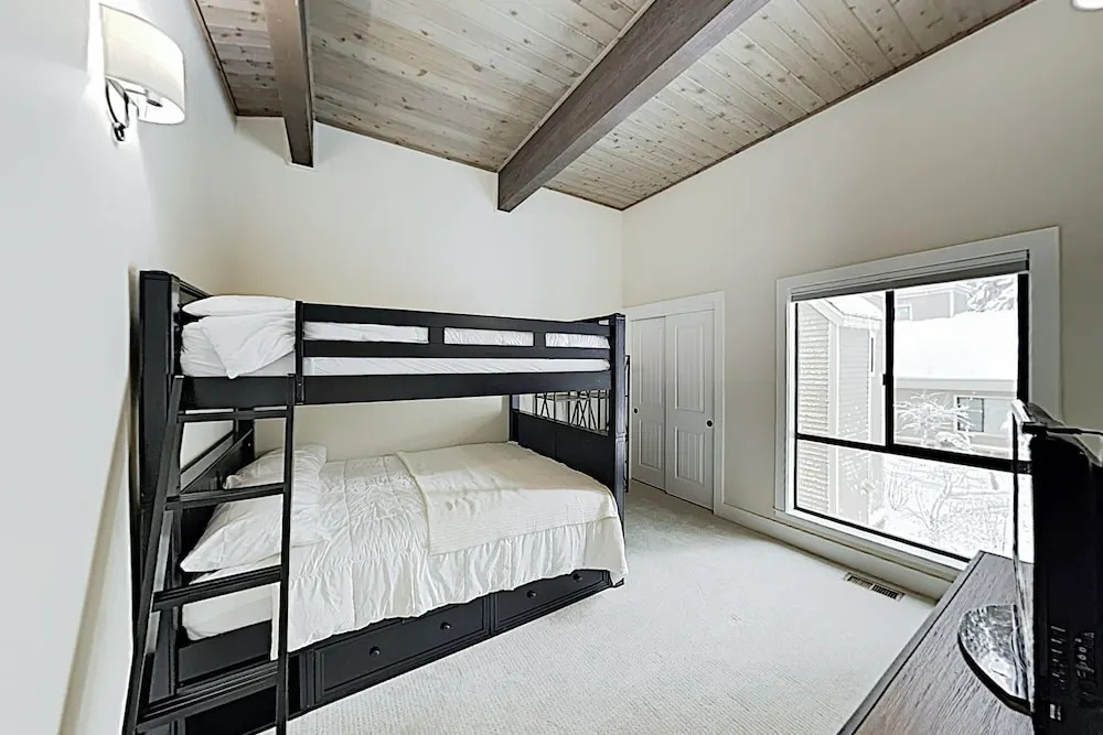 Stylish Forest Pines Beach & Ski Getaway townhouse