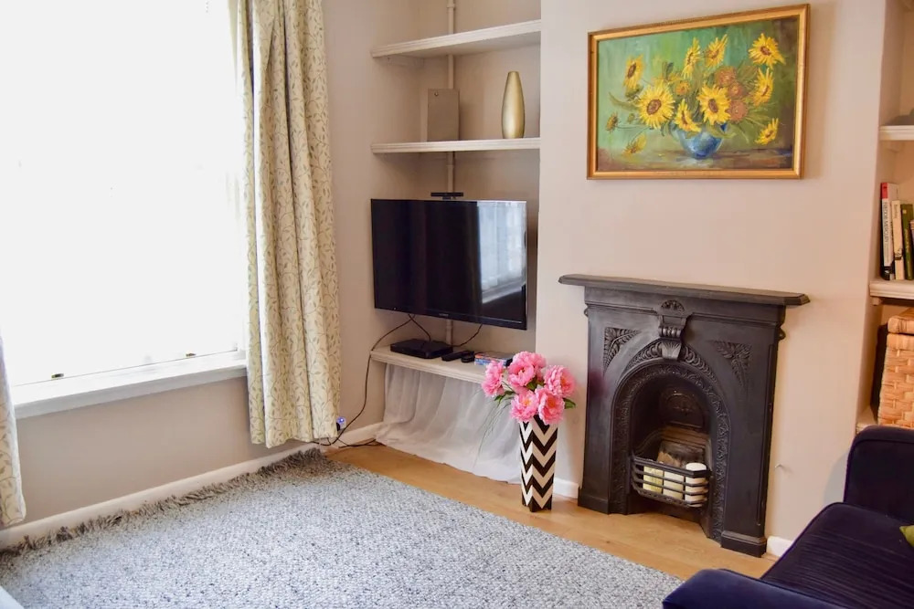 Spacious 3 Bedroom Family Home With Back Garden