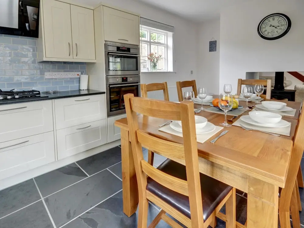 Holiday Home with Spacious Garden near Beach in Instow