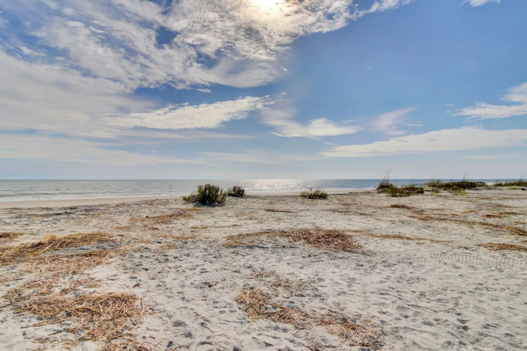 10 Sandcrab Court by Avantstay Beautiful Home w/ Deck, Walk to the Beach