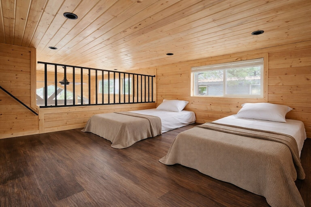 Cozy Tiny Home with Loft Sleeps 6