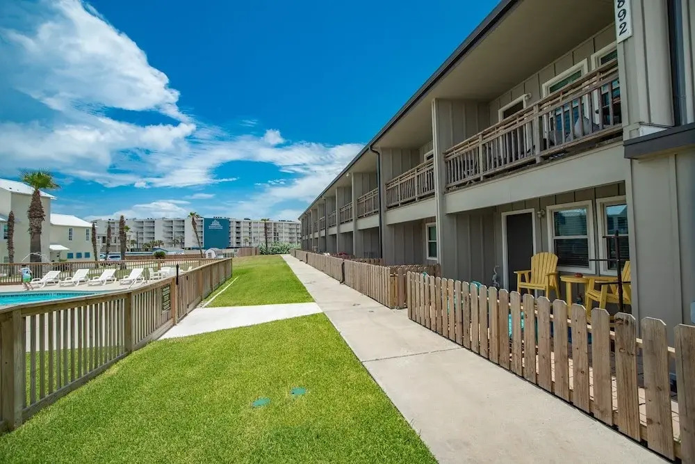 Sunrise Villas 101 - BOARDWALK TO THE BEACH